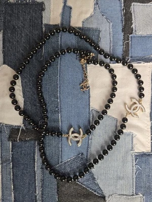 Colar de berloque de contas pretas longo de pérola designer de ouro  - Imagem 1 de 3