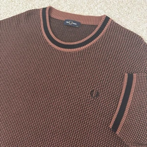 Fred Perry Textured Knitted Twin Tipped T-Shirt Whisky Brown 2XL XXL - Picture 1 of 12