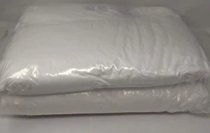 Almohadas de cama alternativas de plumón Amazon Basics densidad media (King, paquete de 2, blancas) - Imagen 1 de 4
