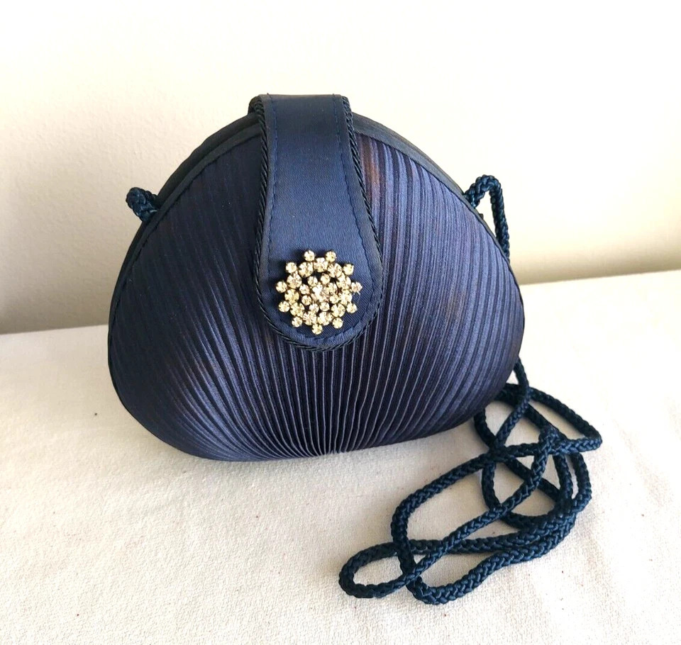 Bolso sin asas SASHA plisado azul satinado noche estrás correa para el hombro de colección Foto 1 de 4