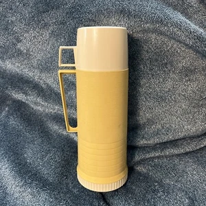 Vintage Thermos, Pint size, Mustard yellow, 1970's, Glass liner - Picture 1 of 11