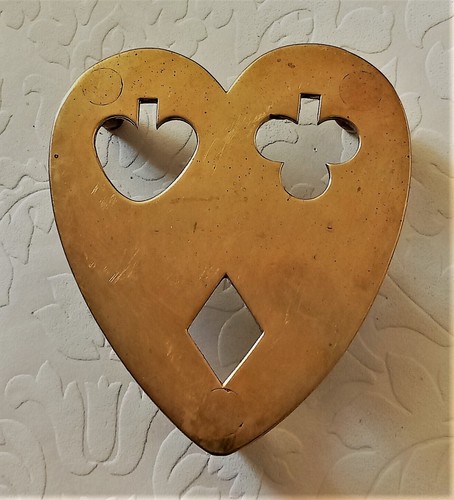 Dessous De Plat En Laiton Massif Motif Cartes à Jouer (coeur, Carreau, Trèfle, Pique) Sur 3 Pieds - Occasion