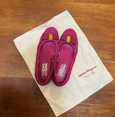 Salvatore Ferragamo Italia Rosa Varina Encaje Burbuja Gamuza Arco Talla 8 Logo Plano Foto 1 de 3