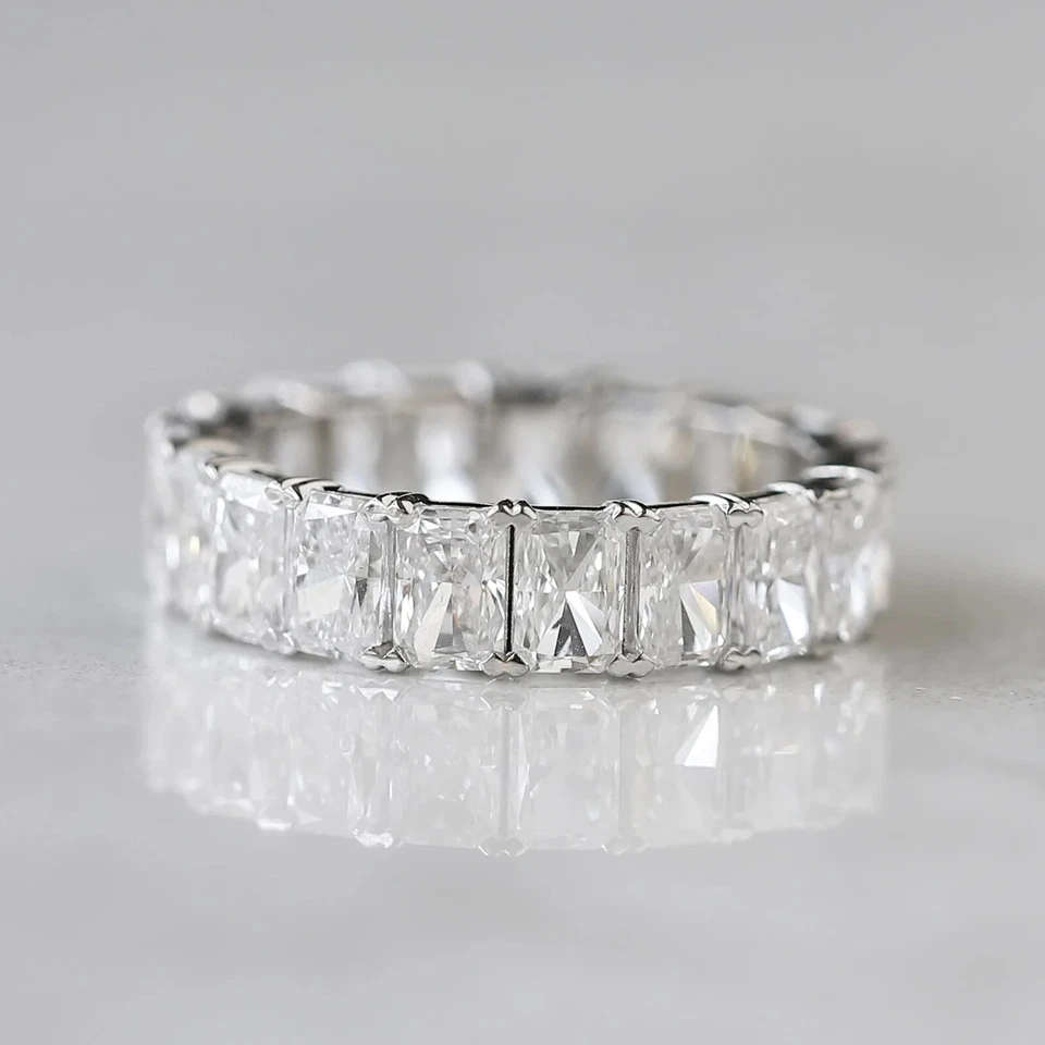 Alianza de boda de eternidad completa de diamantes cultivados en laboratorio VS de corte radiante de 3 quilates de oro blanco de 14 k Foto 1 de 4