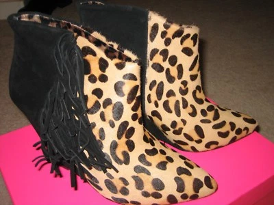 NWB BETSEY JOHNSON SUEDE/FUR ANIMAL PRINT   boots.SIZE 7.5 M - Imagem 1 de 4