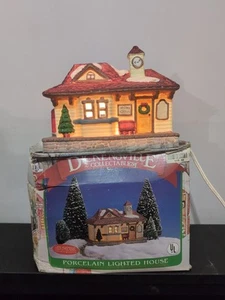 Dickensvale "Weston Station" 1990 Porcelain Lighted House 7.5"x5 5"x3.75" - Picture 1 of 6