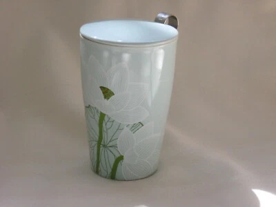 Taza de té Teaforte, infusor y tapa, verde claro, patrón de loto blanco 5 1/4" de alto Foto 1 de 4