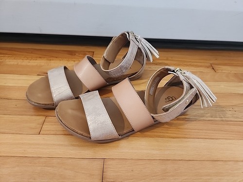 Sandali piatti UGG da donna taglia 6 cinturino alla caviglia adatti come 7