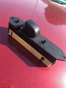 INTERRUPTOR BOTÓN DE CONTROL DE VIDRIO PUERTA LATERAL IZQUIERDA MITSUBISHI FTO PASAJEROS - Imagen 1 de 4