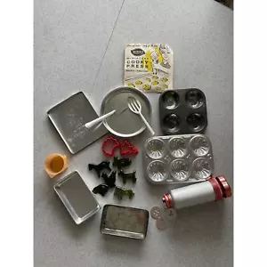 Vintage play pretend aluminum baking set - Picture 1 of 8