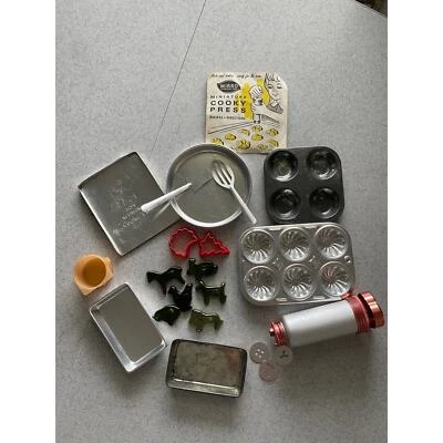 Vintage play pretend aluminum baking set Foto 1 de 4