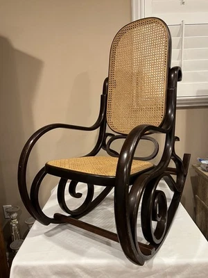 Cadeira de balanço Thonet vintage art déco madeira curvada bengala - Imagem 1 de 4