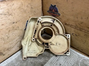 Coperchio pompa olio, parapolvere, copri fascia freno per STIHL 028, 028AV 1118 021 1104 - Foto 1 di 7