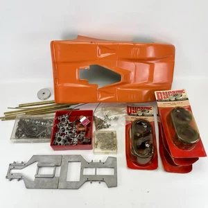 RC auto d'epoca scala 1/8 dinamica 1971 pezzi rari grande lotto. Telaio, pneumatici NOS - Foto 1 di 15