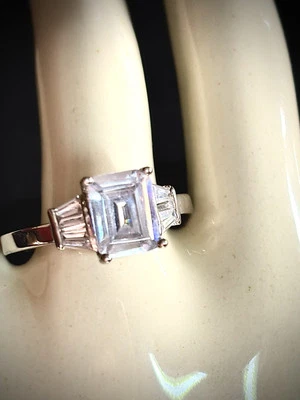 NEW LADIES ENGAGEMENT/COCKTAIL AVON 2.5 CT QUALITY EMERALD CZ RING SILVER SZ 5/6 - Image 1 of 4