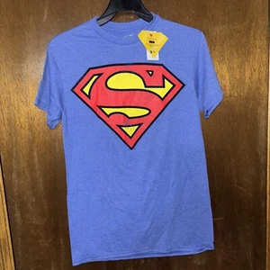 Camiseta DC Comics Superman Distressed Logo Etiquetas Nueva Pequeña - Imagen 1 de 4