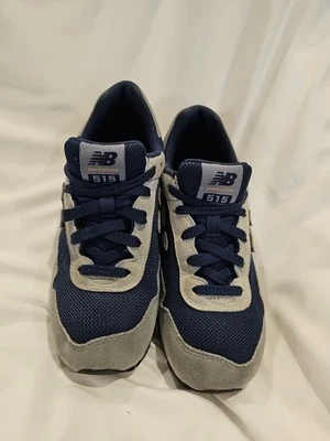 Tênis esportivo New Balance 515v3 Big Kids tamanho 4Y azul marinho/cinza/amarelo dourado - Imagem 1 de 4
