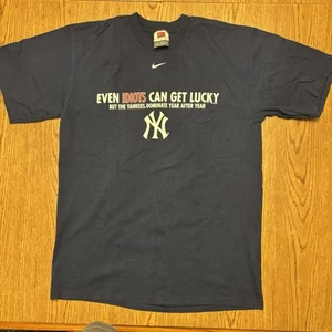 Camiseta de colección Nike Yankees para hombre M "Even Idiots Get Lucky" camiseta de rivalidad MLB EE. UU. - Imagen 1 de 5