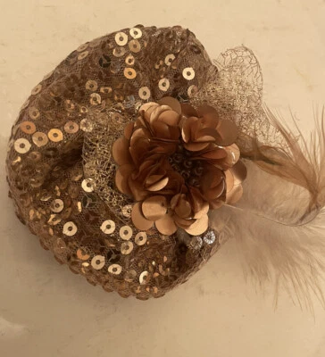 Retro Lentejuelas Doradas con Araña Tul, Plumas, Flor de Cobre Fascinador Clip de Pelo Foto 1 de 3