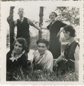 ALTES FOTO - VINTAGE SNAPSHOT - GRUPPE POSE PAUSE RUHE RAHMEN LUSTIGER MODE - Bild 1 von 1