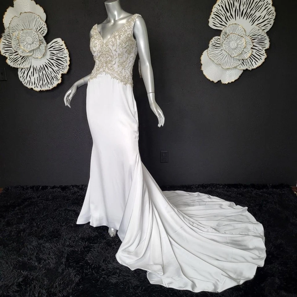 NUEVO CON ETIQUETAS~$1699~IMPRESIÓN~TALLA 6/8~VESTIDO DE NOVIA SIRENA BORDADO CON CUENTAS BLANCO Foto 1 de 4