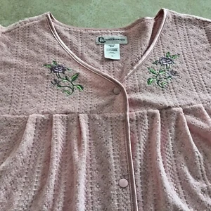 Ladies Pink Classic Elements Short Sleeve Robe. Snap down. Preowned - Picture 1 of 6