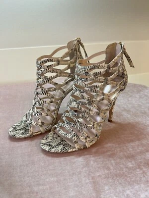 Salto Elie Tahari Lola couro estampa de cobra tiras, tamanho UE 37.5, EUA tamanho 7 - Imagem 1 de 4