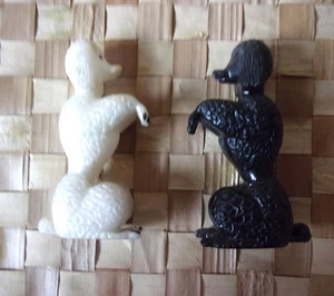 Vintage black and white poodles, plastic ornaments in begging position H7cms - Picture 1 of 4