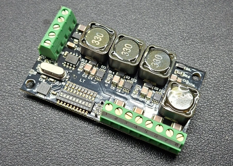 DMX CONTROLLER LED RGBW 700mA con convertitore USB - DMX - Immagine 1 di 4