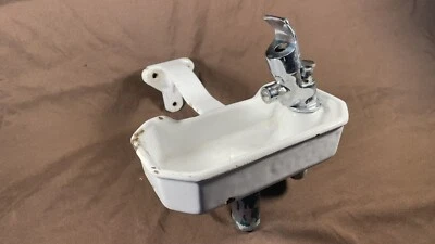 Antigua fuente de hierro fundido de porcelana burbujeador montaje en pared industrial Foto 1 de 4