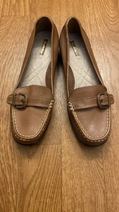 Mocasines Thom McAn para mujer de cuero marrón con hebilla 10W. - Imagen 1 de 8