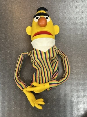 Cabeza de plástico duro de los Muppets de mano Bert de Plaza Sésamo de colección de los años 70 Foto 1 de 4