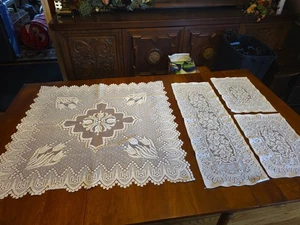 4 Stück Vintage Nylon Spitze Deckchen Kommode Schals Läufer Tischdecken Posten - Bild 1 von 7