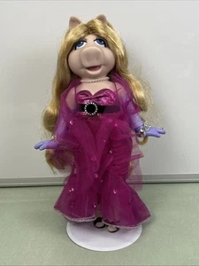 Bambola porcellana Miss Ms Piggy chiave ottone Muppets 2006 con supporto vestito rosa - Foto 1 di 6