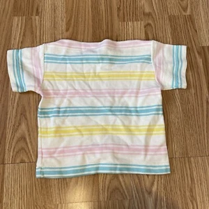 VINTAGE MCM WEISS PASTELL GESTREIFT BLAU GELB PINK U-BOOT-AUSSCHNITT KINDER T-SHIRT GRÖSSE 3/4T - Bild 1 von 5