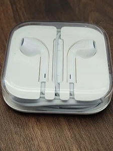 Apple EarPods Wired Headphone New - Picture 1 of 4