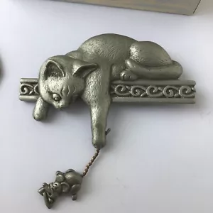 Vintage JJ Jonette Katze & baumelnde Maus Zinn Anstecknadel Abzeichen Brosche in Schachtel Schmuck - Bild 1 von 5
