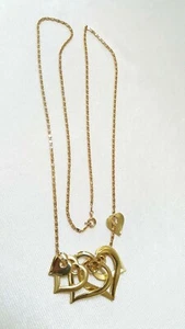 Cadena de cuello Crown Trifari tono dorado y 6 colgantes de corazón usados buenos - Imagen 1 de 7