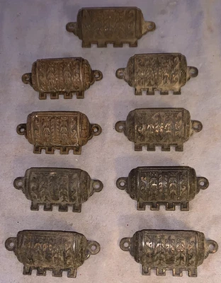 Gran juego de 8 tiradores antiguos de gabinete de contenedor de hierro fundido más 1 tirador más grande a juego Foto 1 de 4