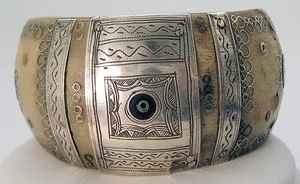 Antiguo brazalete étnico tuareg mauritano con incrustación de cuerno de búfalo de agua - Imagen 1 de 7