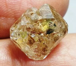 8,50 Karat fluoreszierendes Doppelfenster Quarzkristall mit Erdöl, Bitumen und Ton - Bild 1 von 10