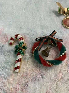 Broche de bastón de caramelo acentuado esmaltado firmado AAF de colección y corona de Navidad con campana - Imagen 1 de 7