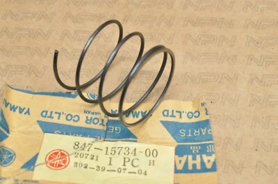 Mola de compressão Yamaha Pull Starter EW643 GP643 NOS OEM 847-15734-00 - Imagem 1 de 2