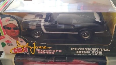 1970 Mustang Boss 302 - John Force Signature Edizione Limitata, Scala 1:18 ertl - Immagine 1 di 3