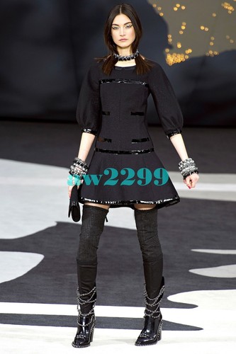 ABITO DA PASSERELLA CHANEL 13A $7.100 NUOVO TWEED PIÙ RICERCATO LOGO CC 42 NUOVO NERO