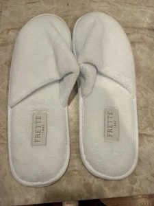 2 pares de pantuflas de hotel de lujo Frette 1860 nuevas blancas unisex spa suaves M y L - Imagen 1 de 4