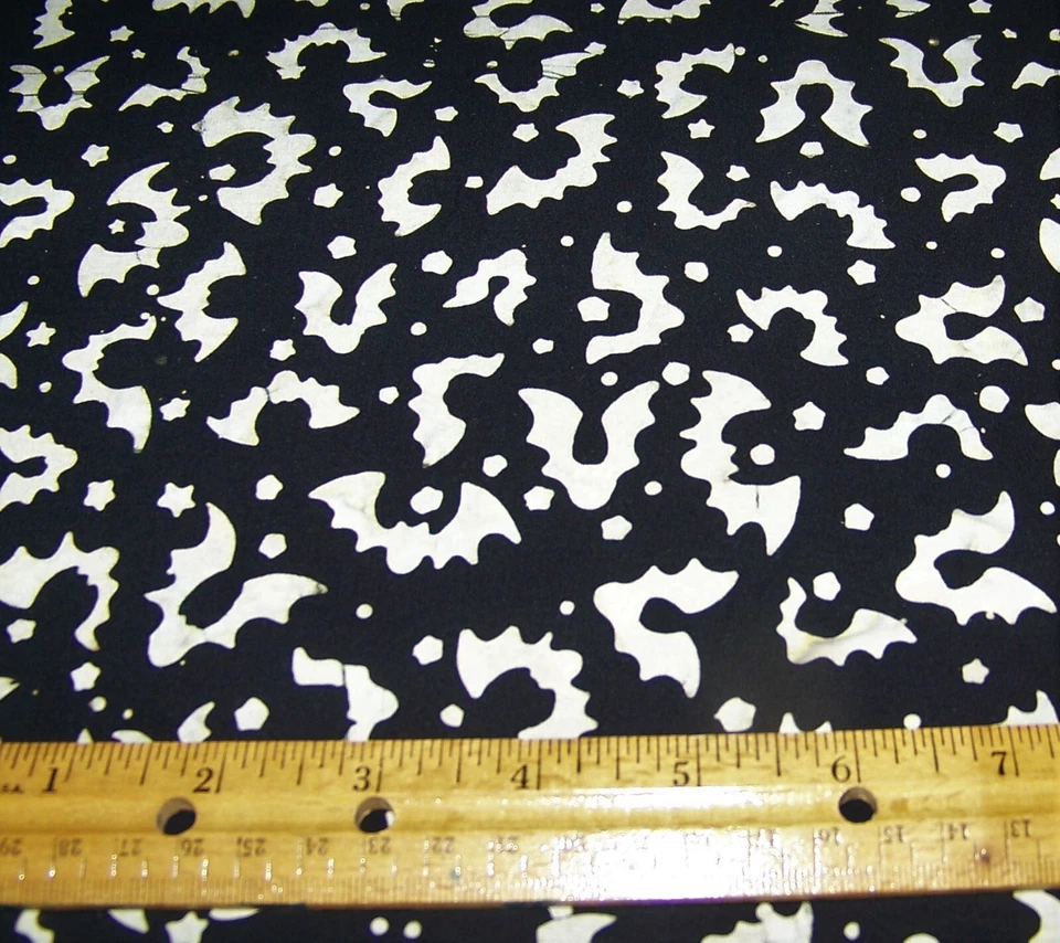 Batiks Banyan de 1 yarda MAGIA DE MEDIANOCHE Halloween Tela de Algodón MURCIÉLAGOS MARFIL EN NEGRO Foto 1 de 1