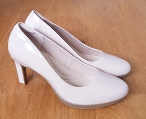 Clarks Collection Ambyr Joy Dusty Rose Nude Patent Tacchi. Taglia 6D. Nuovo con scatola! - Foto 1 di 8