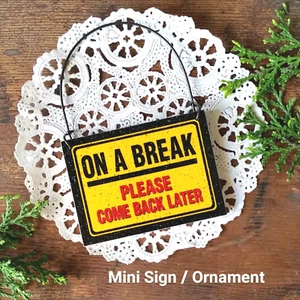 Mini letrero de madera * EN UN DESCANSO vuelve más tarde * Se ajusta sobre el pomo de la puerta * Hecho en EE. UU. - Imagen 1 de 6