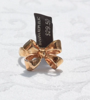 Anillo con arco Banana Republic, tono oro amarillo, nuevo con etiquetas Foto 1 de 3